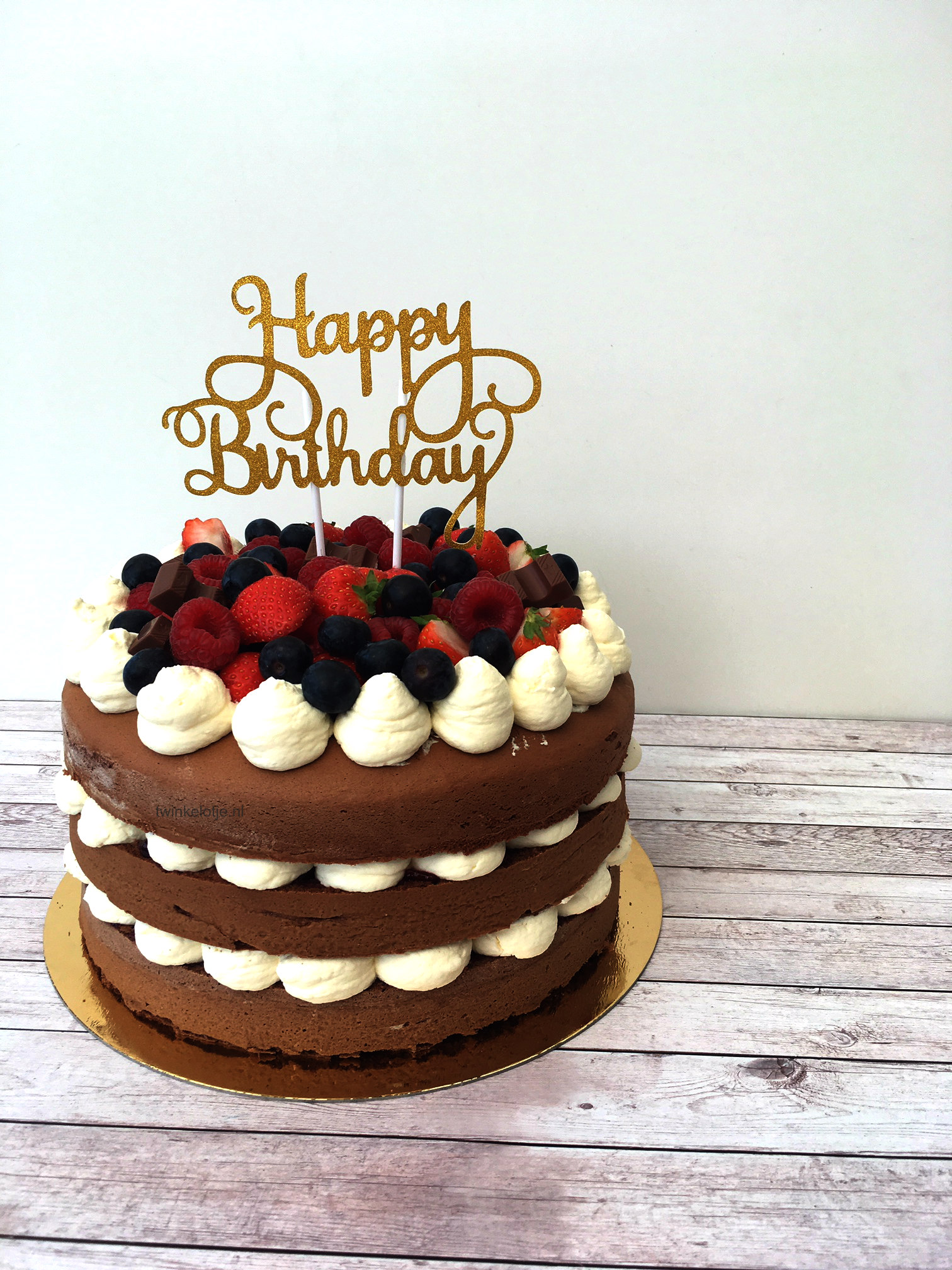 vertraging Dakloos verstoring Chocolade laagjes taart met Happy Birthday topper – Twinkelotje.nl